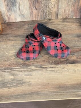 CROCS Plaid Clog in Red and Black M5 W7          AB144